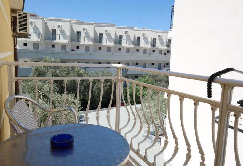 اتاق استاندارد سه تخته با بالکن, Kuca Radovic