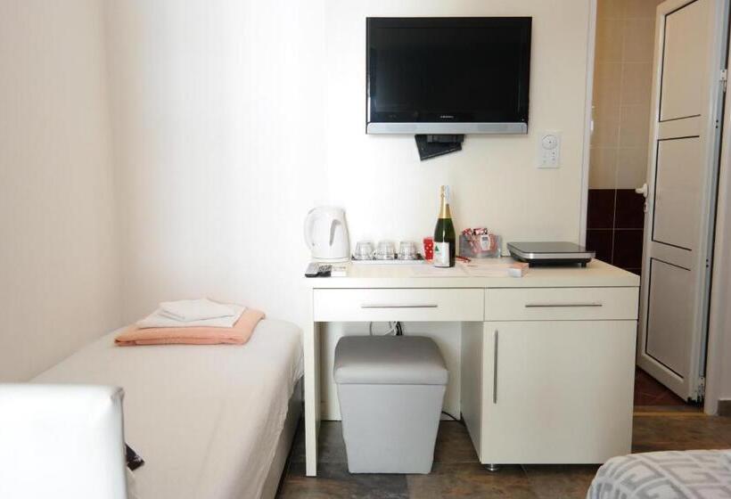 اتاق استاندارد سه تخته با بالکن, Kuca Radovic