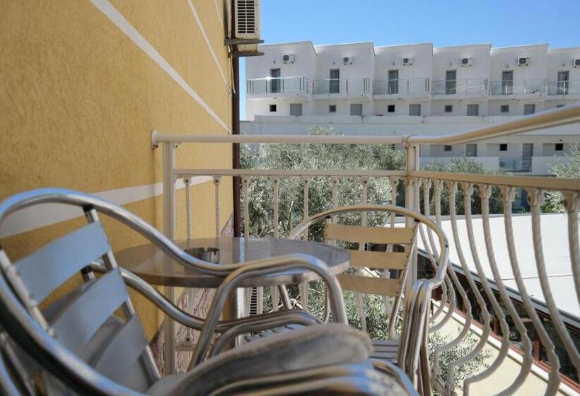 اتاق استاندارد سه تخته با بالکن, Kuca Radovic