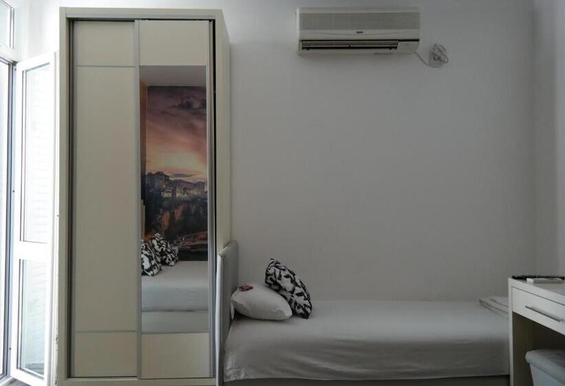 اتاق استاندارد سه تخته با بالکن, Kuca Radovic