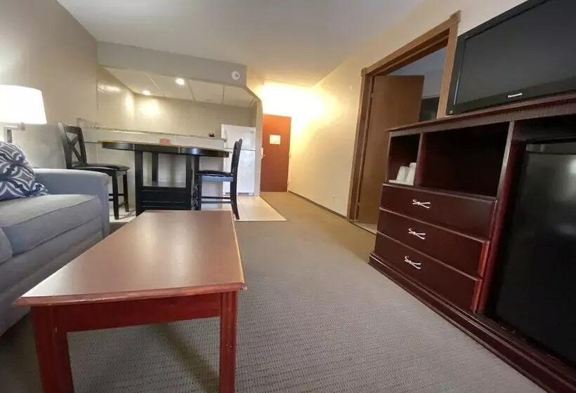 سوییت, Clarion Inn & Suites Airport