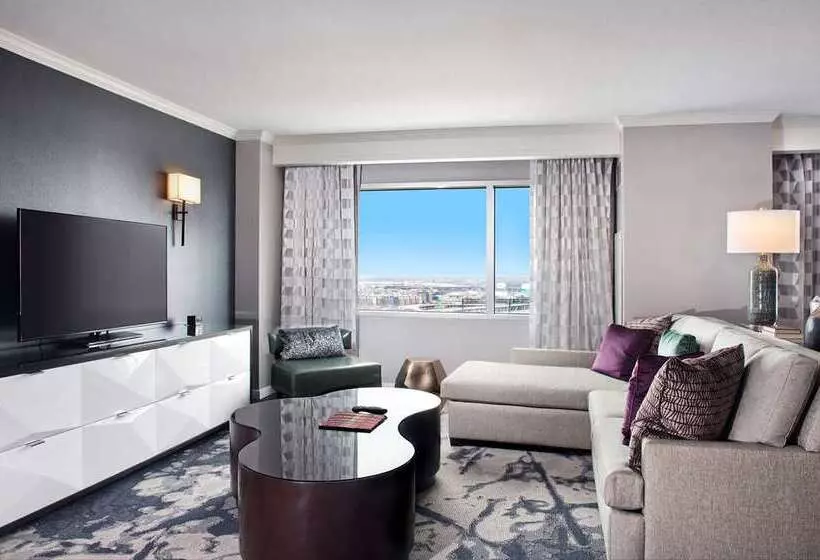 キングサイズベッドのスイートルーム, Hilton Baltimore Inner Harbor
