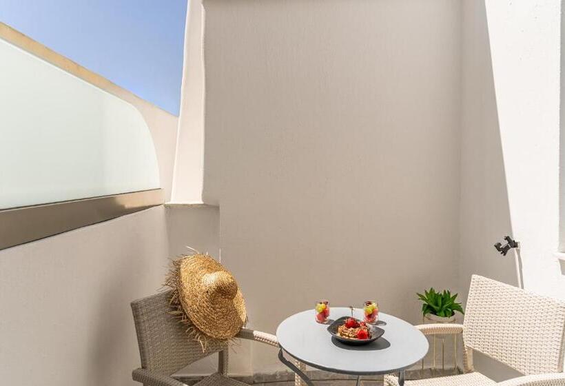 이코노미 룸, Kafieris View