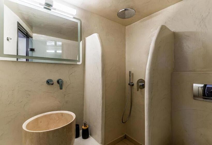 이코노미 룸, Kafieris View