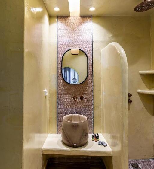 주니어 스위트, Kafieris View