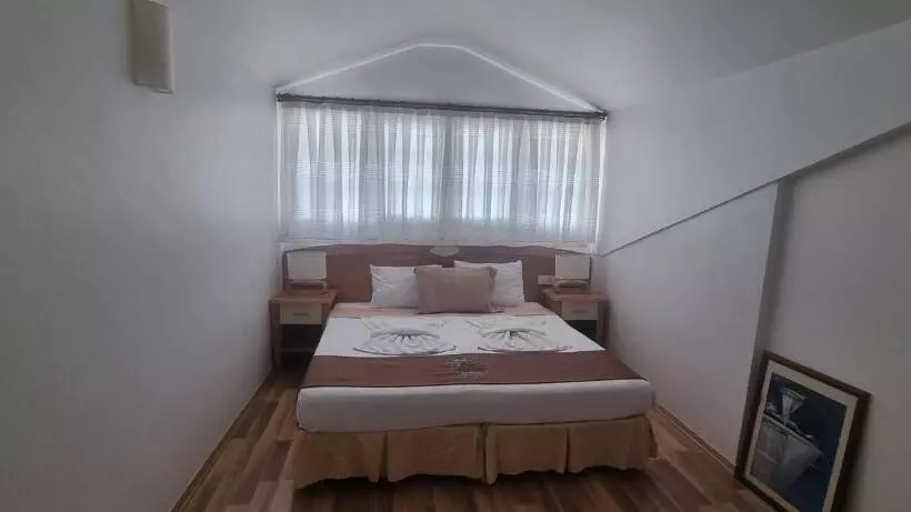 اتاق لوکس چهار تخته, Efe Hotel Gocek