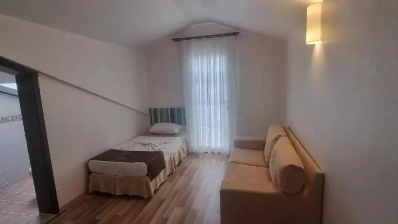 اتاق لوکس چهار تخته, Efe Hotel Gocek