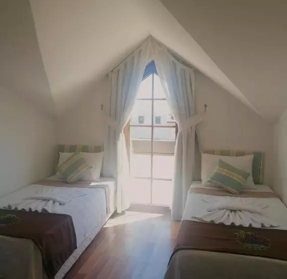اتاق لوکس چهار تخته, Efe Hotel Gocek
