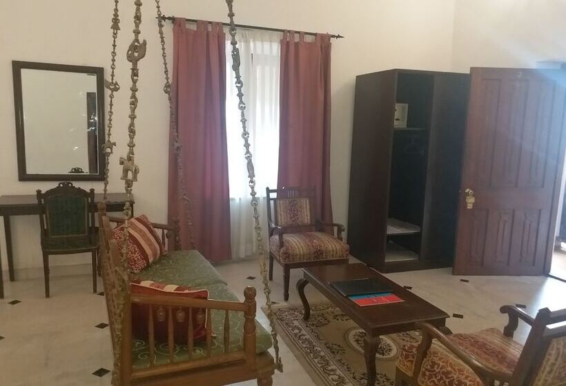 Люкс Повышенной Комфортности, Jayamahal Palace