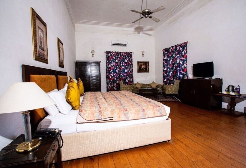 Люкс Повышенной Комфортности, Jayamahal Palace