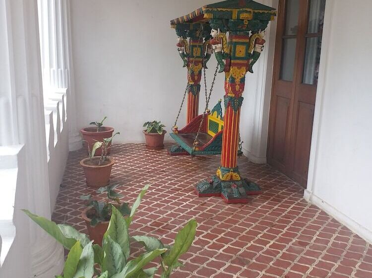 Королевский Люкс, Jayamahal Palace