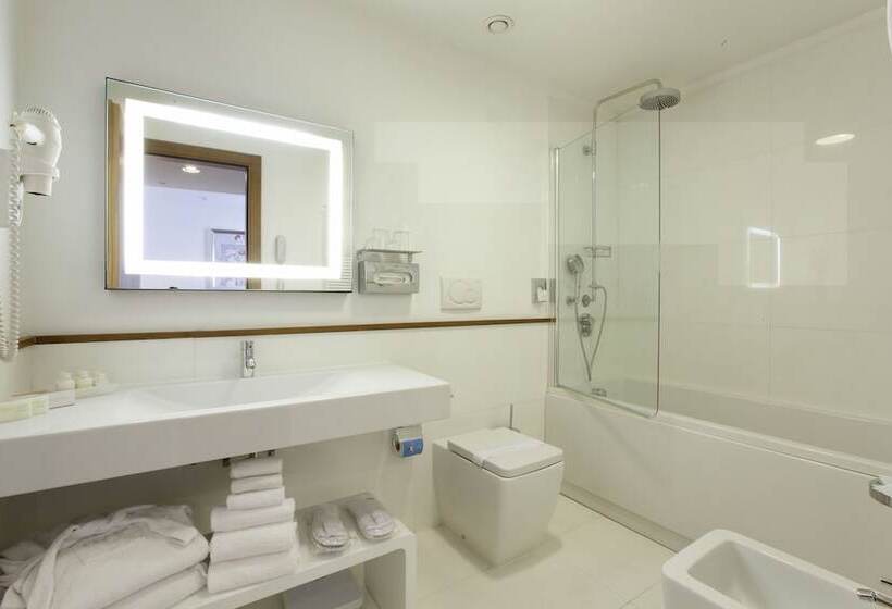 컴포트 룸, Plaza