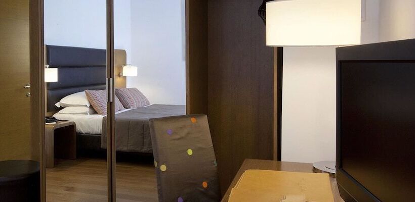 컴포트 룸, Plaza