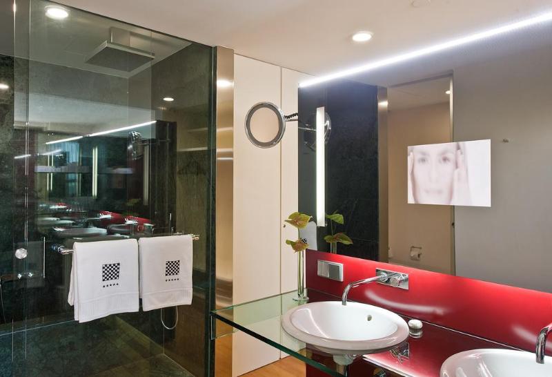 Полулюкс, Reina Petronila