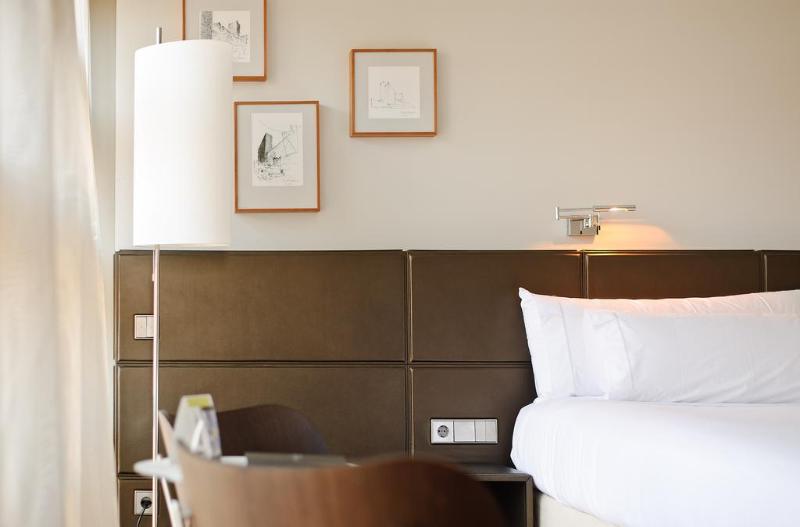 Полулюкс, Reina Petronila