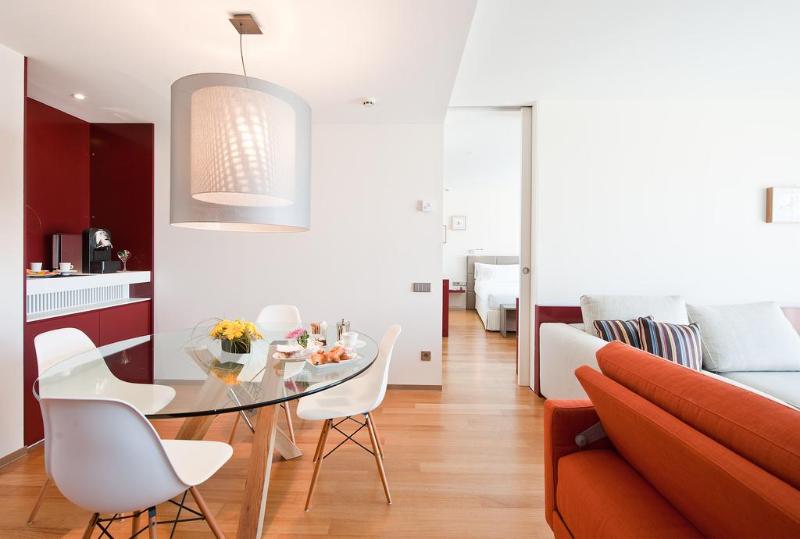 Полулюкс, Reina Petronila