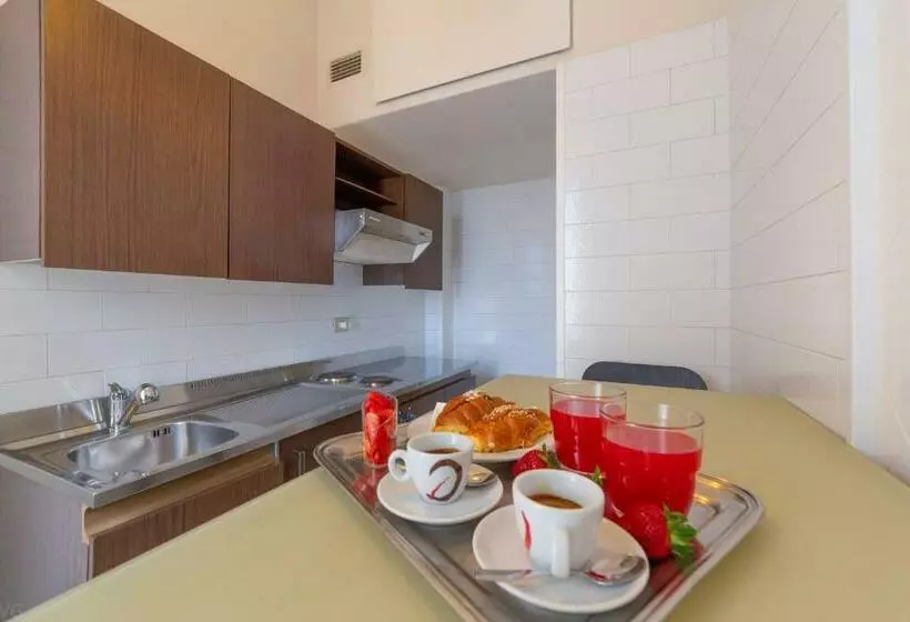 سوییت جونیور, Suite Hotel Elite