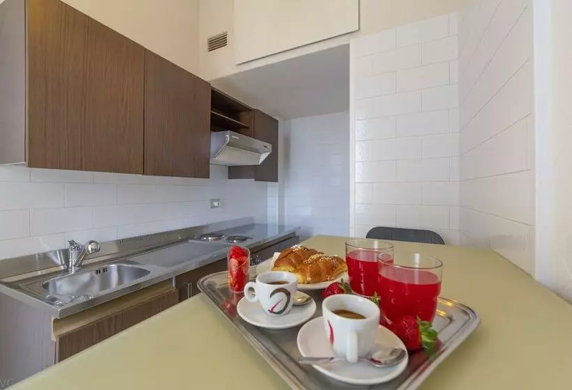سوییت جونیور, Suite Hotel Elite