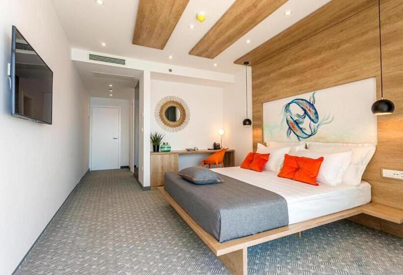 Номер Стандарт Вид на Бассейн, Saint Hildegard