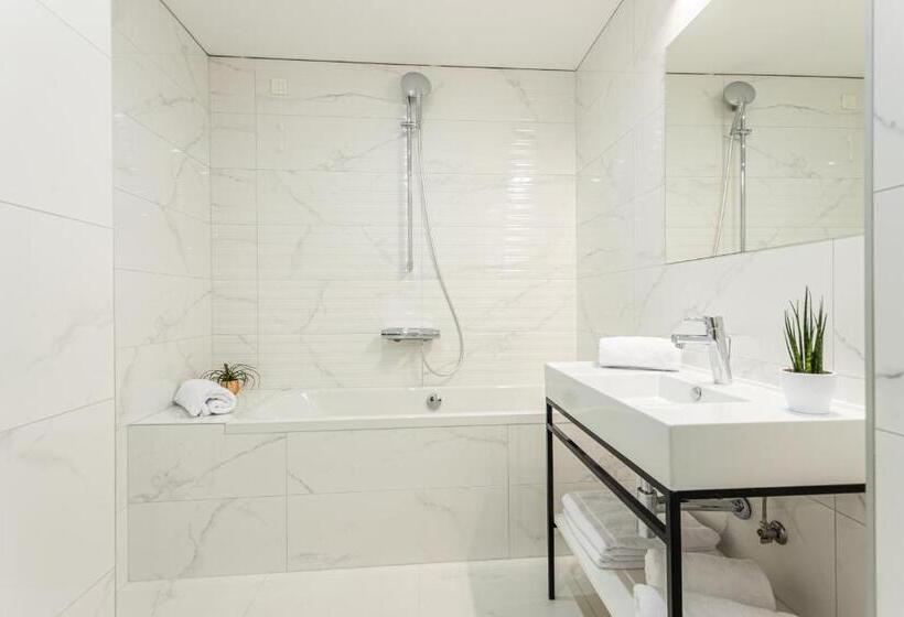 Номер Стандарт Вид на Бассейн, Saint Hildegard