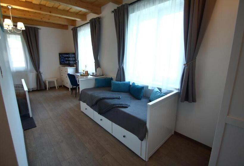 Четырехместный Номер Стандарт, A Tornácos Panzió