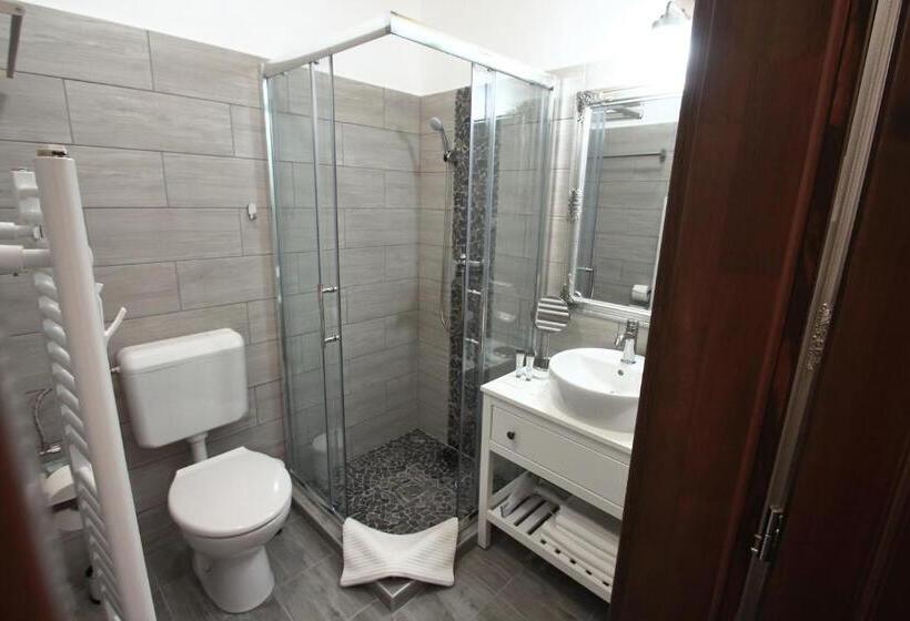 Номер Стандарт Вид на Бассейн, A Tornácos Panzió