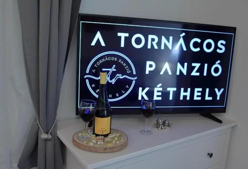 プールビュースタンダードルーム, A Tornácos Panzió
