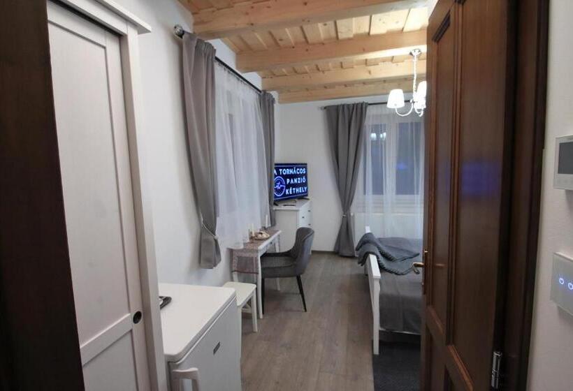 Номер Стандарт Вид на Бассейн, A Tornácos Panzió