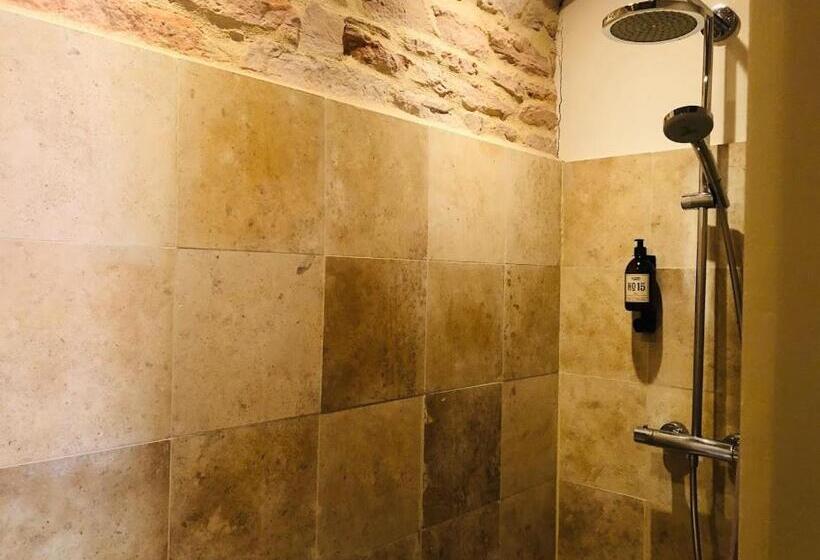 标准三人间, Le Clos De Miribel