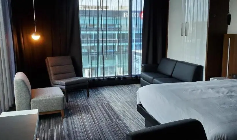 キングサイズベッドのスーペリアルーム, Grand Times Hotel Laval Centropolis