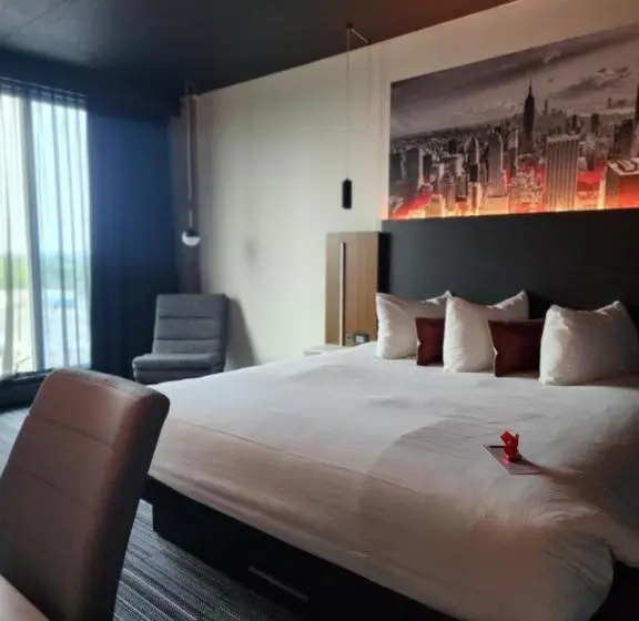 キングサイズベッドのデラックスルーム, Grand Times Hotel Laval Centropolis