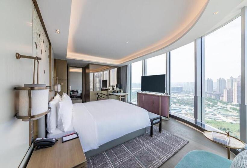 Club Room King Bed, Hualuxe Xi An Chanba, An Ihg