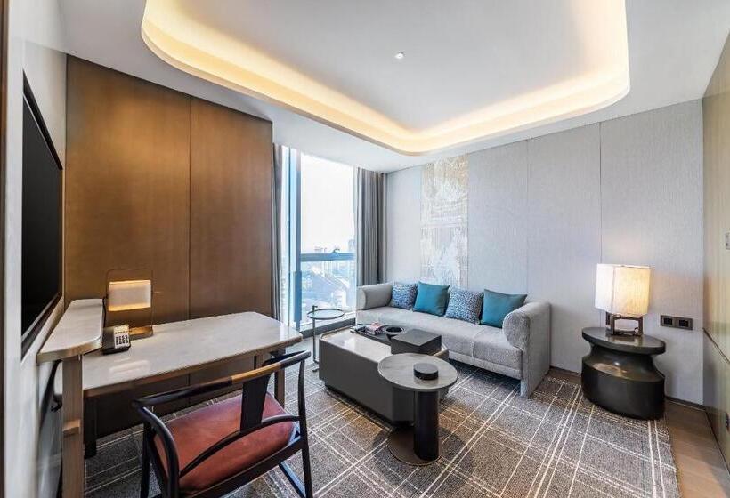 Club Room King Bed, Hualuxe Xi An Chanba, An Ihg