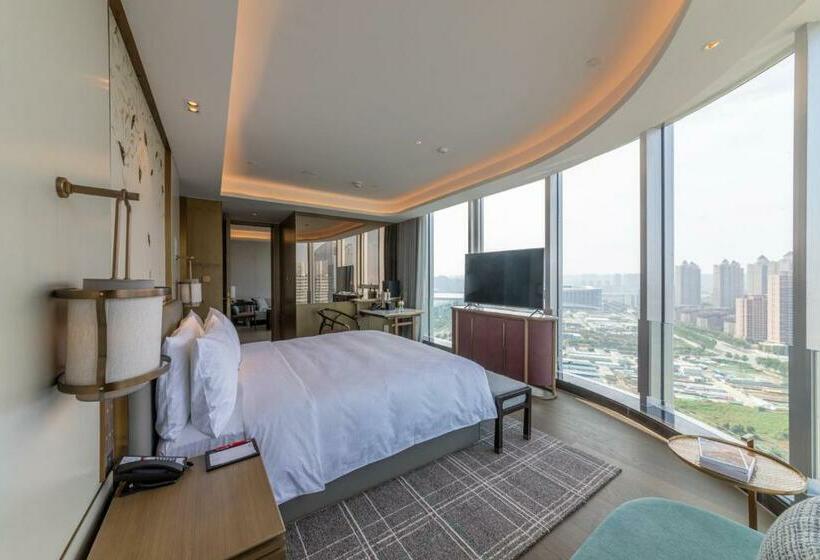 Club Room King Bed, Hualuxe Xi An Chanba, An Ihg