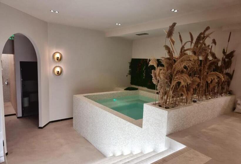 חדר דלוקס לשלושה, Orik