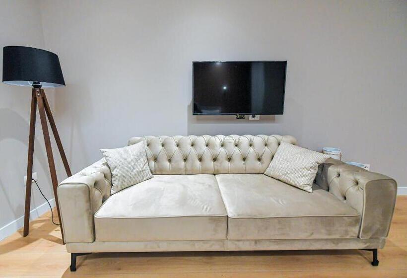 חדר משפחתי נוף לים, Orik