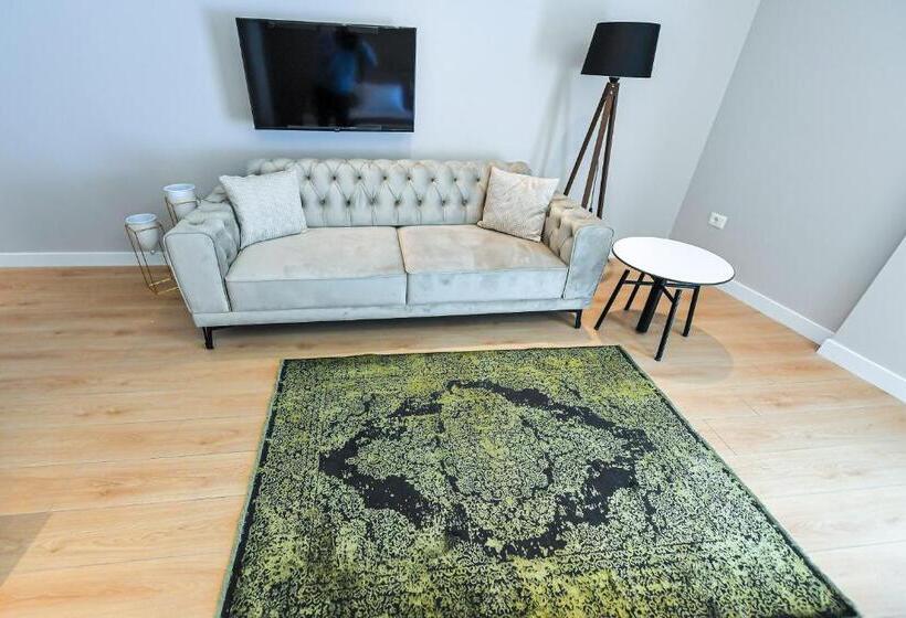 חדר משפחתי נוף לים, Orik