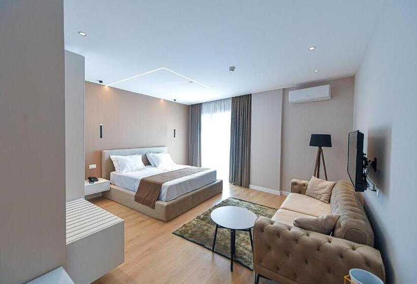 חדר משפחתי נוף לים, Orik