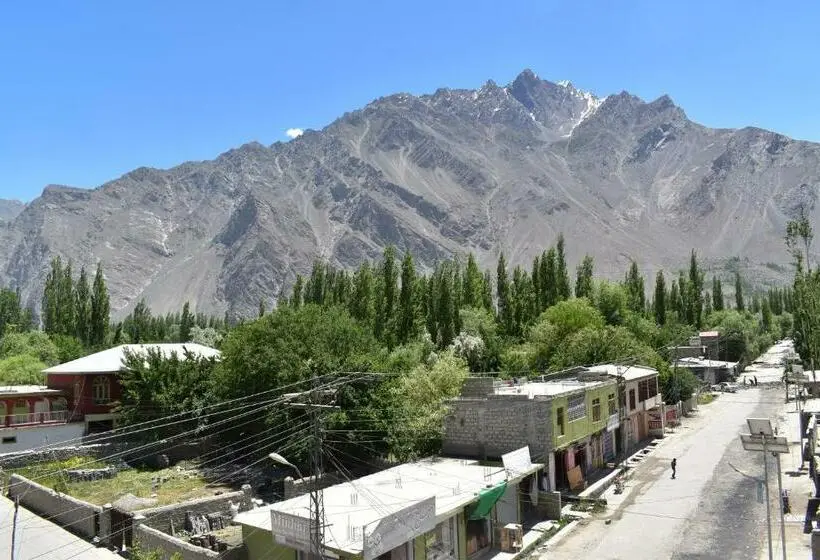 اتاق خانوادگی با چشمانداز باغ, Skardu Lodge