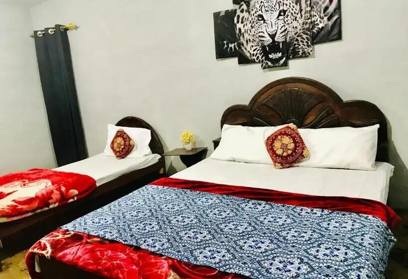 اتاق خانوادگی با چشمانداز باغ, Skardu Lodge