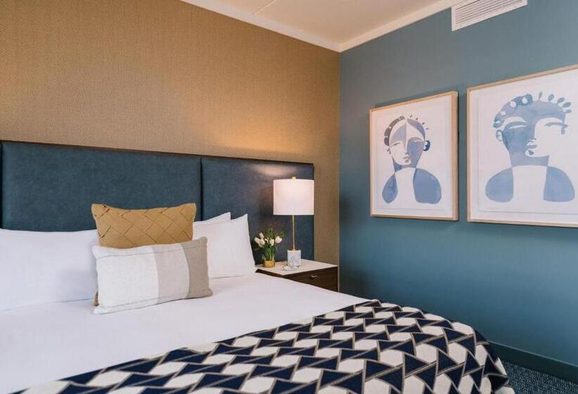 سوئیت با تخت بزرگ, The Bradley