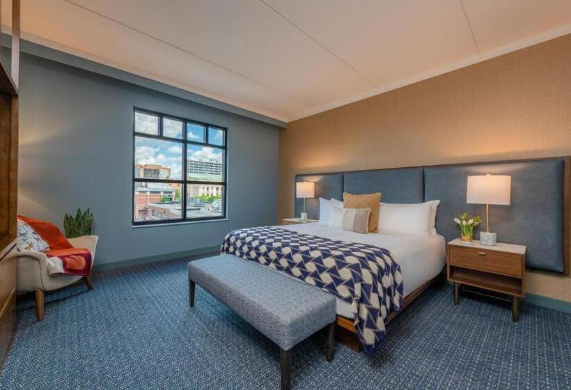 سوئیت با تخت بزرگ, The Bradley