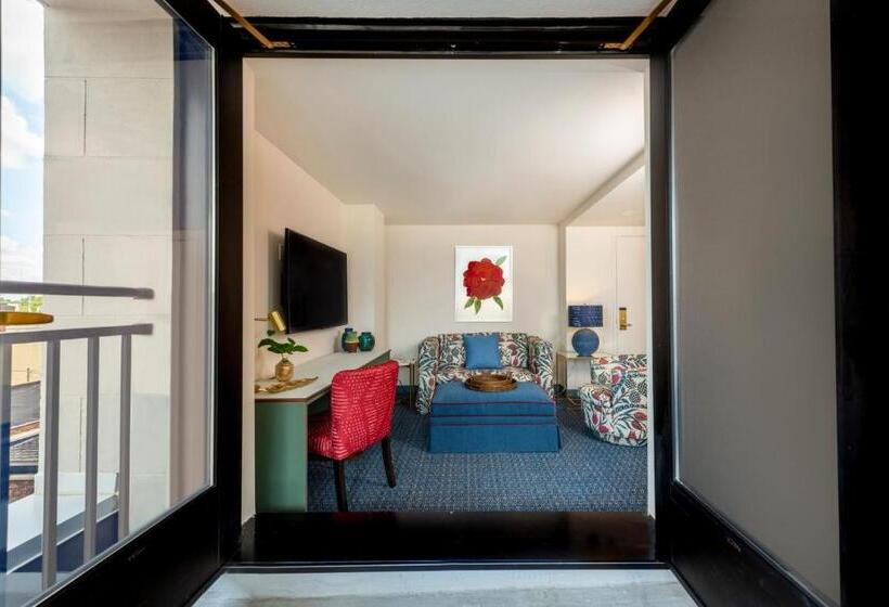 سوئیت با بالکن, The Bradley