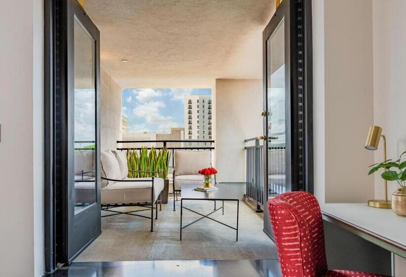 سوئیت با بالکن, The Bradley