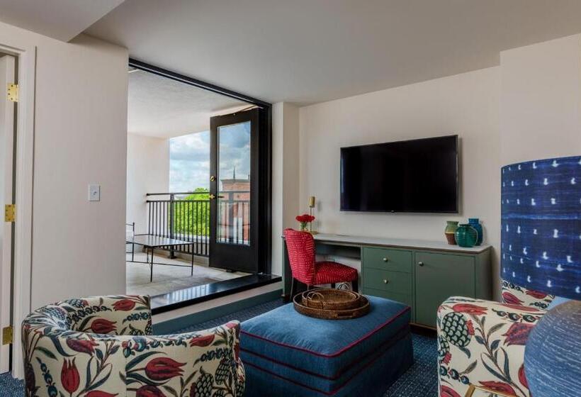 سوئیت با بالکن, The Bradley