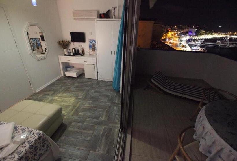 غرفة قياسية مطلّة علي البحر مزوَّدة بشُرفة, Larimar Hotel Cesme