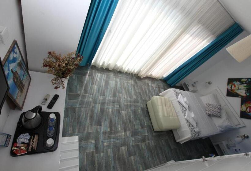 غرفة قياسية مطلّة علي البحر مزوَّدة بشُرفة, Larimar Hotel Cesme