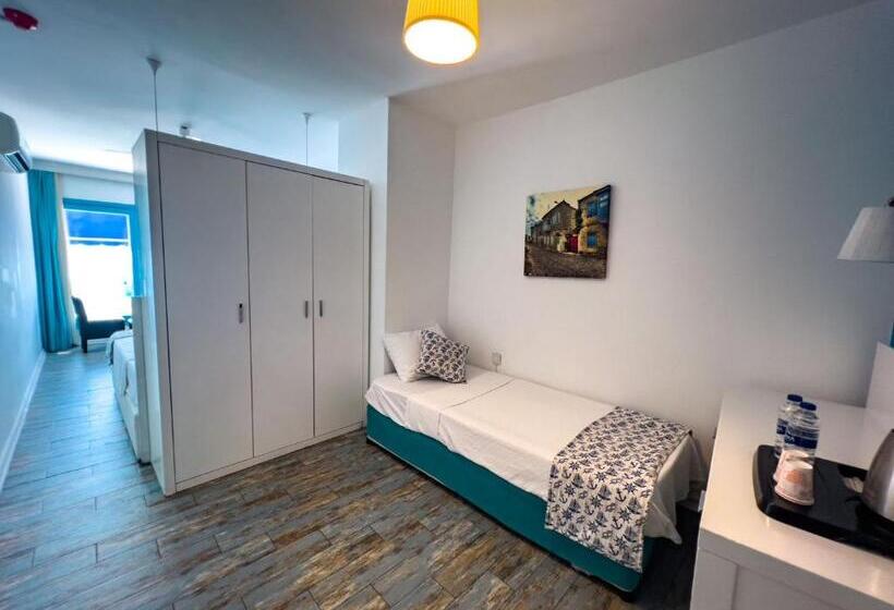 Triple Room Sea View, Larimar Hotel Cesme