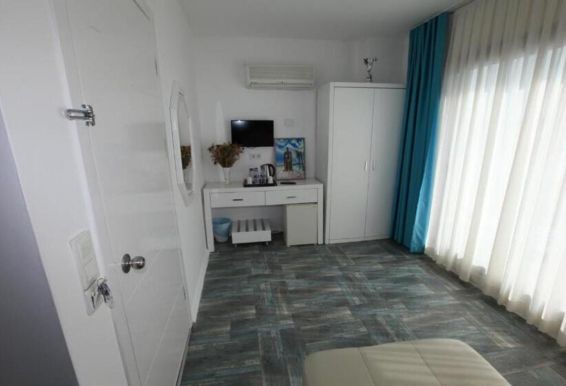 غرفة قياسية مطلّة علي البحر مزوَّدة بشُرفة, Larimar Hotel Cesme