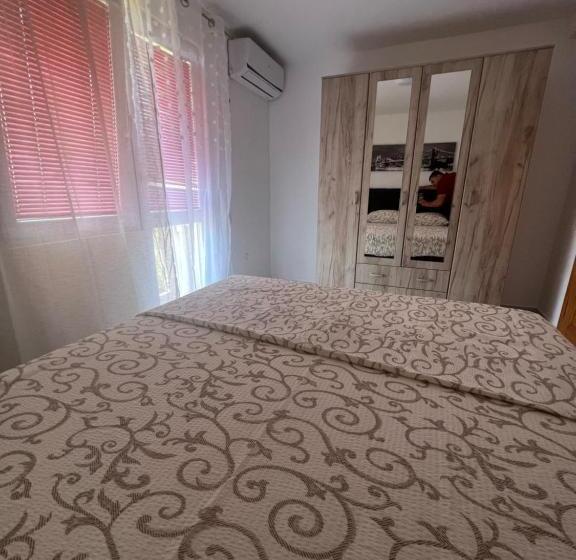 آپارتمان 1 خوابه با بالکن, Villa Ajša